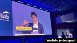 El activista y dramaturgo cubano Yunior García Aguilera habla en la Cumbre de Ginebra sobre los Derechos Humanos y la Democracia.
