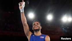 Erislandy Álvarez celebra tras ganar el oro en los Juegos Olímpicos de París 2024, en Francia. REUTERS/Peter Cziborra