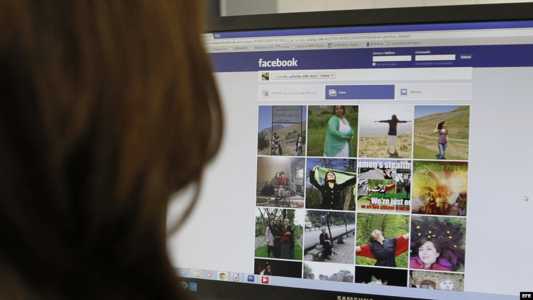 Una persona consulta la página pública de Facebook en el que decenas de mujeres iraníes han colgado su foto al aire libre y sin el velo islámico, de uso obligado en el país. 