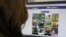 Una persona consulta la página pública de Facebook en el que decenas de mujeres iraníes han colgado su foto al aire libre y sin el velo islámico, de uso obligado en el país. 