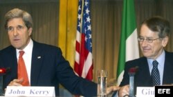 El secretario de Estado estadounidense, John Kerry, en rueda de prensa junto al ministro de Exteriores italiano, Giulio Terzi