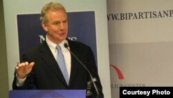 El congresista Chris Van Hollen habla en un evento en Washington el año pasado (Foto: cortesía de la oficina del legislador).