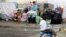  Una mujer aguarda junto a sus hijos tras el desalojo de un bloque de viviendas 