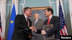 El Secretario de Estado de EEUU, Marco Rubio, firma un memorando de entendimiento con el Comisario de Comercio de la UE, Sefcovic, en Washington.