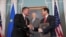 El Secretario de Estado de EEUU, Marco Rubio, firma un memorando de entendimiento con el Comisario de Comercio de la UE, Sefcovic, en Washington.