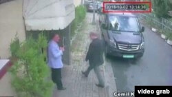 Captura de un video exhibido por la televisión turca en el que se ve al periodista Jamal Khashoggi entrando en el consulado de Arabia Saudí en Estambul. No hay imágenes que muestren que saliera de allí.