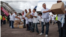 Miembros de la brigada médica cubana enviada a Liberia descargan materiales a su llegada a Monrovia.