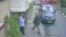 Captura de un video exhibido por la televisión turca en el que se ve al periodista Jamal Khashoggi entrando en el consulado de Arabia Saudí en Estambul. No hay imágenes que muestren que saliera de allí.