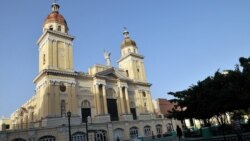 Se preparan las Damas de Blanco para Misa en el Día de las Madres