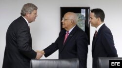 El secretario de Agricultura de Estados Unidos, Thomas Vilsack, saluda al vicepresidente cubano Ricardo Cabrisas (i-c).