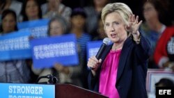 Hillary Clinton habla durante un acto de campaña en Tampa, Florida. EFE/Cristóbal Herrera