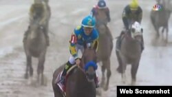 Víctor Espinoza tras ganar el Preakness Stakes.