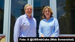 Mike Hammer se reunió con la directora de Cáritas Cuba Carmen María Nodal Martínez