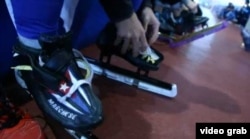 Los patines de Eddy Alvarez llevan la bandera cubana.