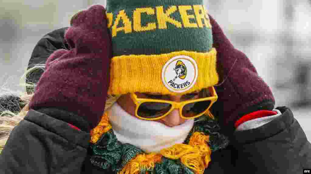 Fanatico espera en las afueras del estadio del equipo Green Bay