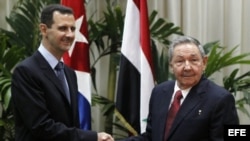 Al Assad (i) y Raúl Castro (d).