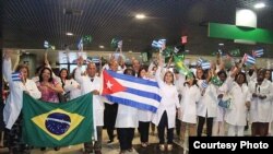 Médicos cubanos a su llegada a Brasil.