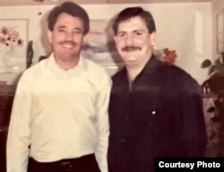 Enrique García (der.) junto al también desertor del DGI, ya fallecido, Florentino Aspillaga. Virginia, 1989. (Foto: Cortesía del entrevistado)