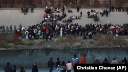 Migrantes de varios países, incluidos cubanos, esperan en Ciudad Juárez, México, para cruzar la frontera hacia EEUU (Imagen de archivo / AP (Christian Chavez)