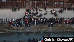 Migrantes de varios países, incluidos cubanos, esperan en Ciudad Juárez, México, para cruzar la frontera hacia EEUU, el 20 de diciembre de 2022. (AP/Christian Chavez, Archivo)