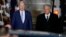 El presidente de EEUU Joe Biden a su arribo al Aeropuerto Internacional Felipe Ángeles, en México, es acompañado por el mandatario mexicano López Obrador. (AP/Fernando Llano)