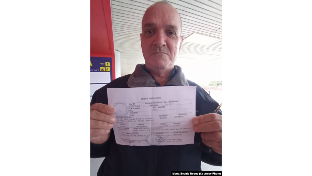 El opositor José Díaz Silva muestra su licencia extrapenal.