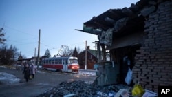 Una casa dañada por lo que autoridades rusas en Donetsk dijeron que había sido un ataque ucraniano, el 10 de enero de 2023. (AP Foto)