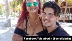 Yvis Abadin Rodríguez junto a su hijo Michael Carey Abadin. (Foto: Facebook/Yvis Abadin)