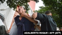 Detención del periodista independiente Lázaro Yuri Valle Roca, el 10 de diciembre de 2015, actualmente en prisión. (Adalberto Roque/AFP/Archivo)