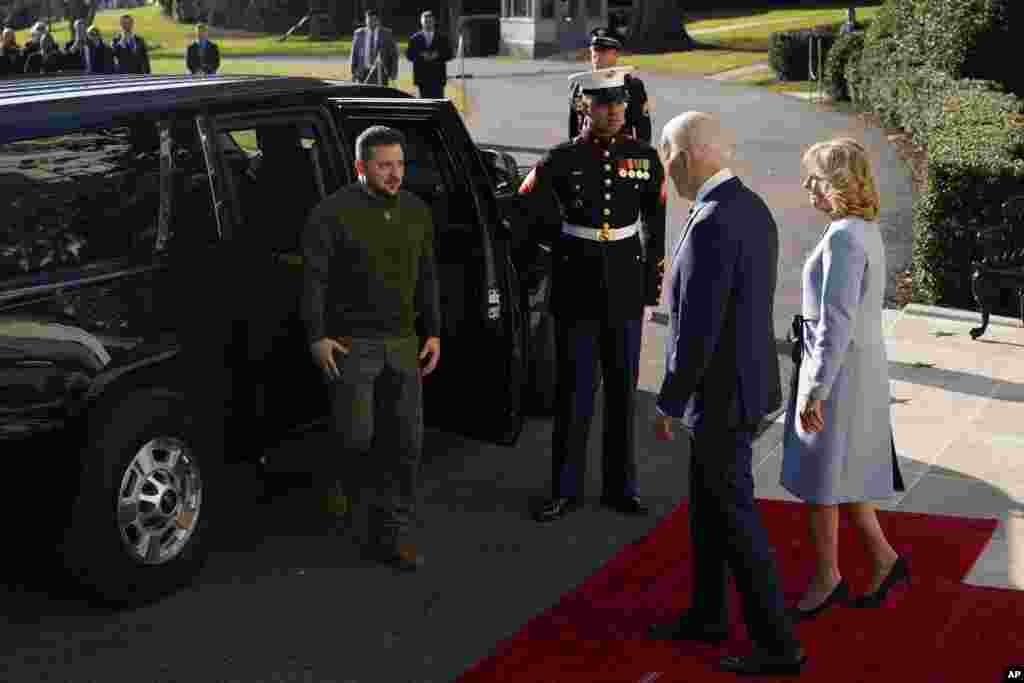 El presidente Biden y la primera dama, Jill Biden, reciben a Zelenskyy en la Casa Blanca. (AP/Patrick Semansky)