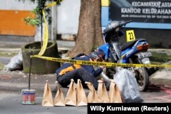 Oficiales recopilan evidencia luego de una explosión en una estación de policía que, según las autoridades, fue un presunto atentado suicida, en Bandung, Indonesia, el 7 de diciembre de 2022. (REUTERS/Willy Kurniawan)