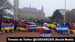 Cubanos protestan en La Haya, Países Bajos, junto a activistas latinoamericanos exigiendo el respeto a los derechos humanos.