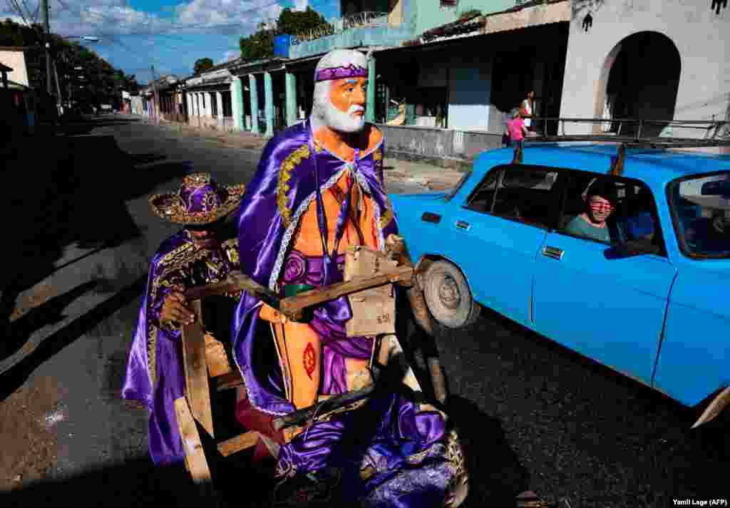 Peregrinos cargan una estatuilla de San Lázaro en peregrinación al Rincón. (Yamil Lage/ AFP)