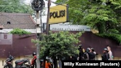 Oficiales recopilan evidencia luego de una explosión en una estación de policía del distrito, que según las autoridades fue un presunto atentado suicida, en Bandung, provincia de Java Occidental, Indonesia. (REUTERS/Willy Kurniawan)