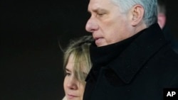 El gobernante cubano Miguel Díaz-Canel y su esposa, Lis Cuesta Peraza, durante la visita oficial a Rusia.  (AP/Alexander Zemlianichenko, Pool)