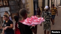 Un hombre vende cakes en una calle de La Habana. (REUTERS/Alexandre Meneghini)