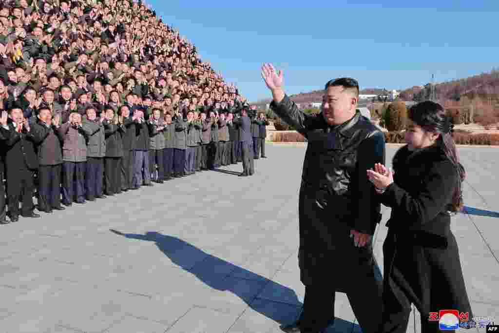 Kim Jong Un y su hija saludan a científicos e ingenieros del régimen norcoreano, que contribuyeron a la prueba de fuego del nuevo misil balístico intercontinental. (Foto: KCNA VIA KNS / AFP)