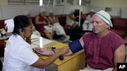 FOTO ARCHIVO. En esta foto del 8 de febrero de 2013, una enfermera revisa la presión arterial de un paciente en el Hospital Dr. Gustavo Lima Aldereguía en Cienfuegos, Cuba. AP Photo/Franklin Reyes