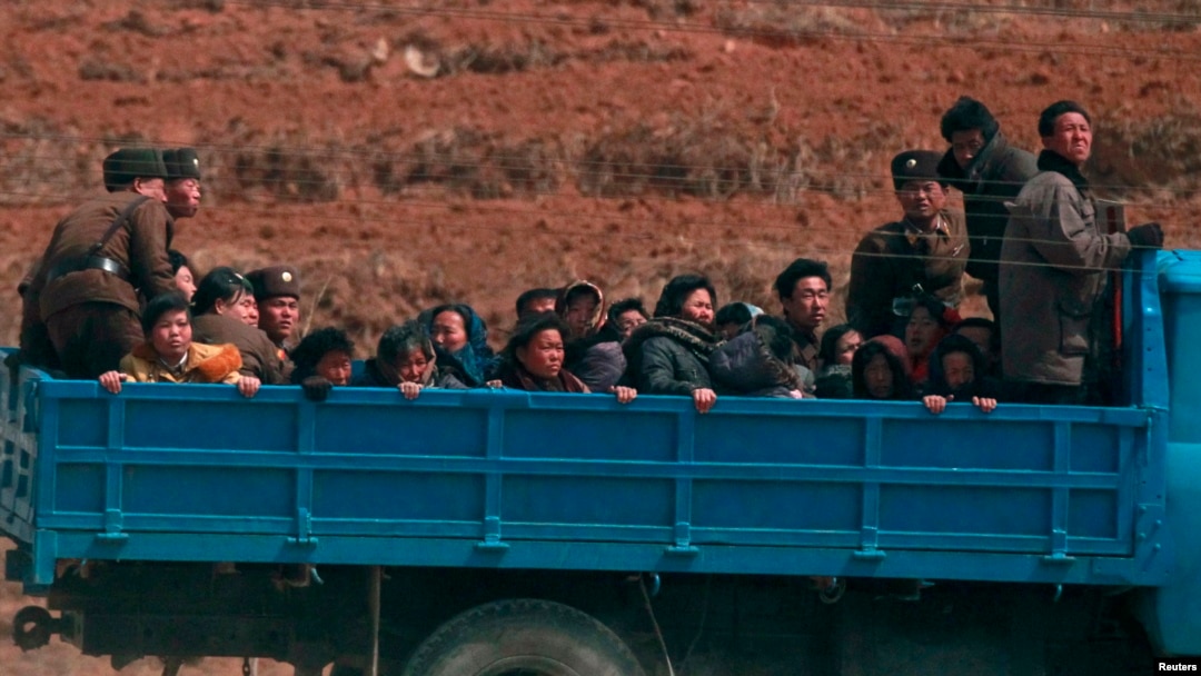Campesinos son transportados a los campos al noroeste de Pyongyang.
