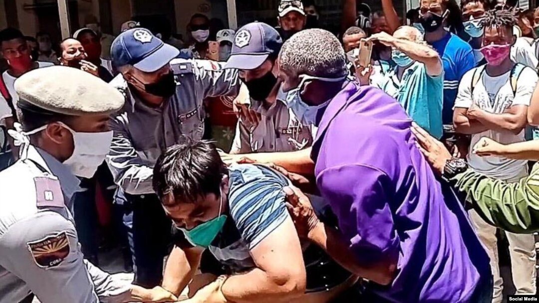 Policías reprimen a Inti Soto en la calle Obispo de La Habana Vieja, el 30 de abril. (Foto: La Cola de la Libertad/Facebook)