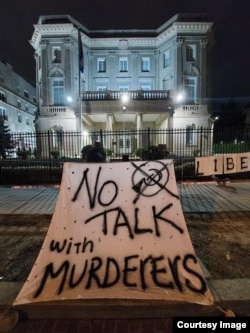 Cartel frente a la embajada de Cuba en EEUU