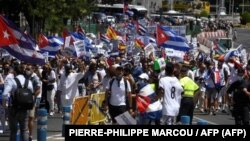 Cubanos en La Gran Vía de Madrid, en España, se manifestaron el 25 de julio en apoyo a las protestas del 11 de julio en la isla.
