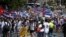 Cubanos en La Gran Vía de Madrid, en España, se manifestaron el 25 de julio en apoyo a las protestas del 11 de julio de 2021 en la isla. (Foto: Pierre-Philippe Marcou/AFP)
