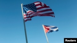 Banderas de Estados Unidos y Cuba.