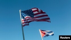 Banderas de Estados Unidos y Cuba. (REUTERS/Stringer).