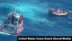 Un grupo de balseros es interceptado por la Guardia Costera.