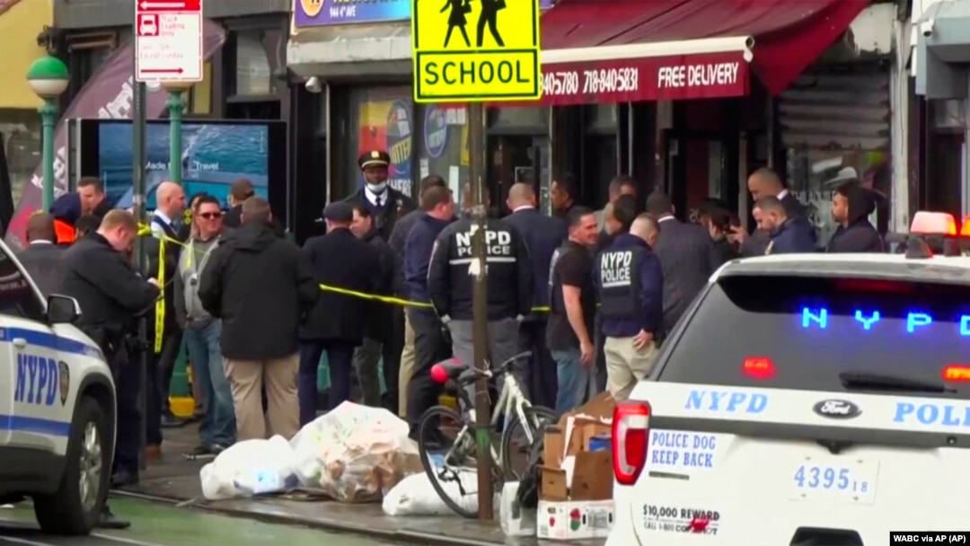 Esta imagen fija proporcionada por WABC muestra a las fuerzas del orden reunidas en la escena de un tiroteo en el distrito de Brooklyn de Nueva York el martes 12 de abril de 2022. 