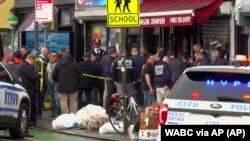 Esta imagen fija proporcionada por WABC muestra a las fuerzas del orden reunidas en la escena de un tiroteo en el distrito de Brooklyn de Nueva York el martes 12 de abril de 2022. 