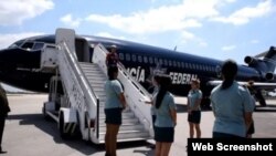 Cubanos deportados de México arriban a la isla en un avión de la policía federal mexicana. (Captura de video/TV Cubana)