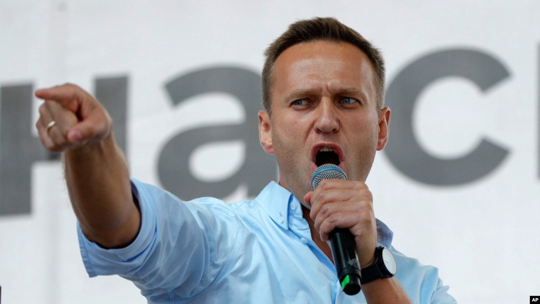 El activista opositor ruso Aleksey Navalny gesticula mientras se dirige a una multitud durante una protesta política en Moscú el 20 de julio de 2019. (Pavel Golovkin/AP)